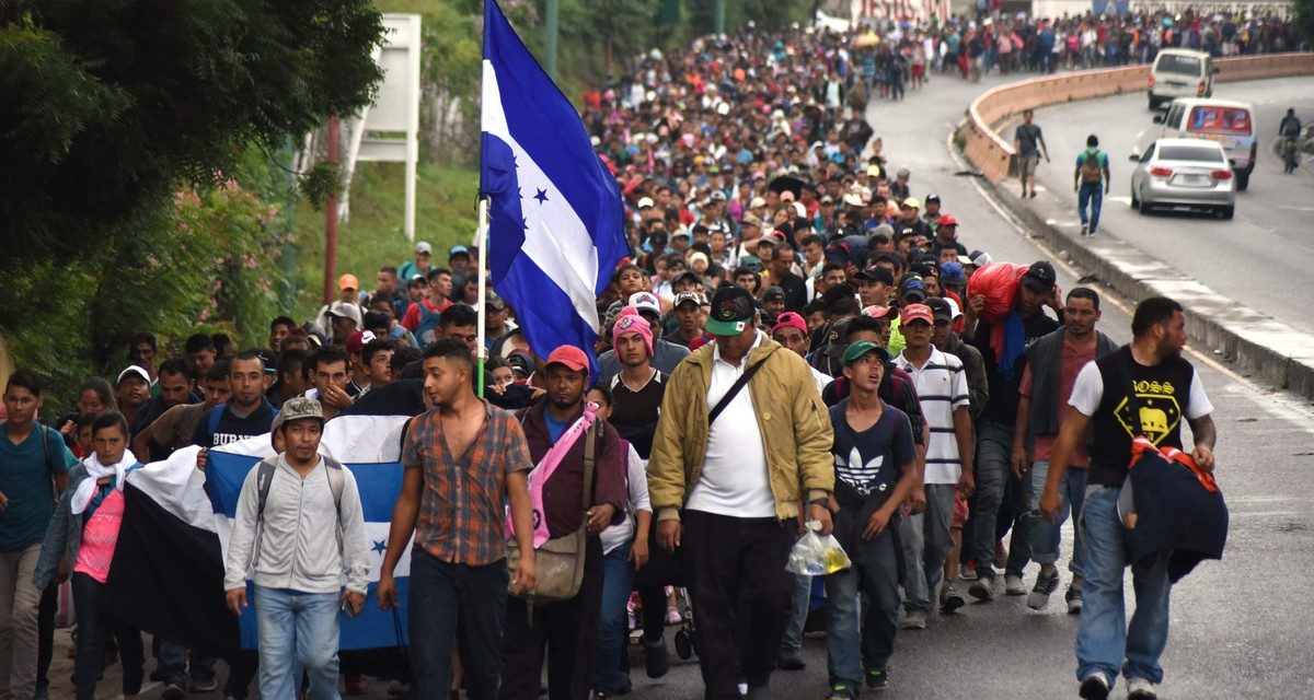Caravana migrante entra a México; se aplicará la ley, dice Videgaray