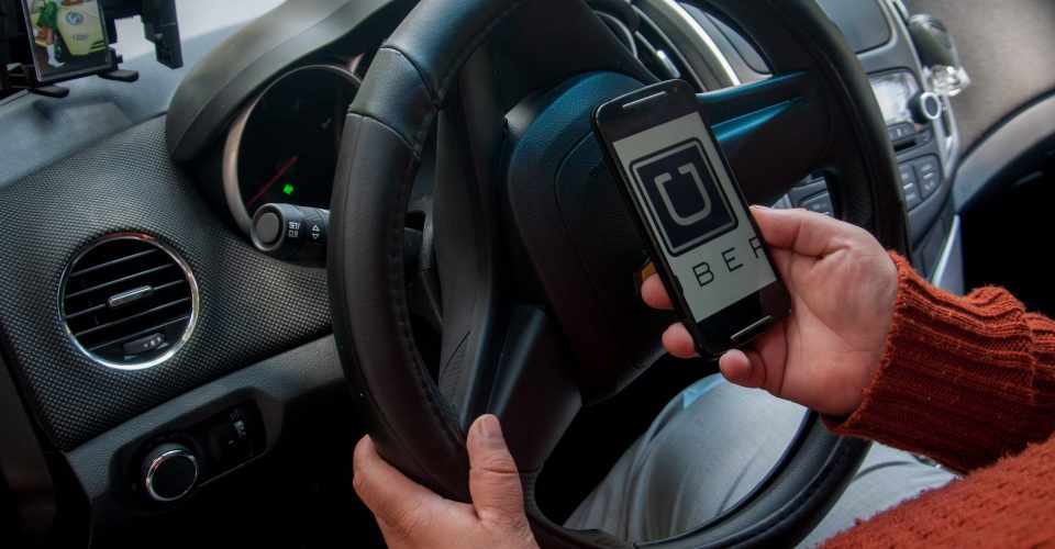 Conductores de Uber denuncian hostigamiento de autoridades