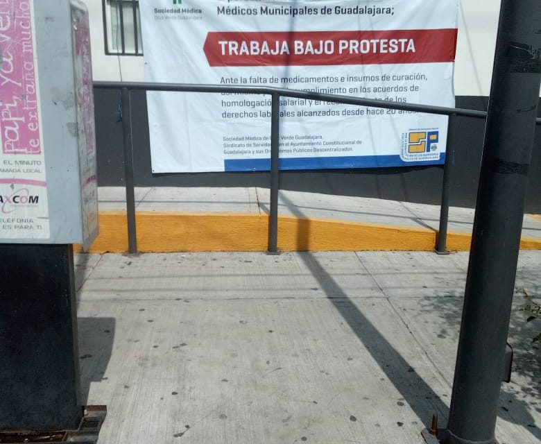 Médicos de Cruz Verde laboran bajo protesta por falta de material