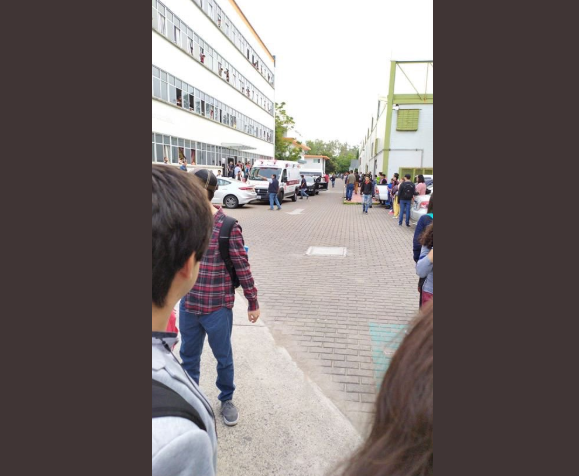 Estudiante cae de segundo piso en CETI Colomos