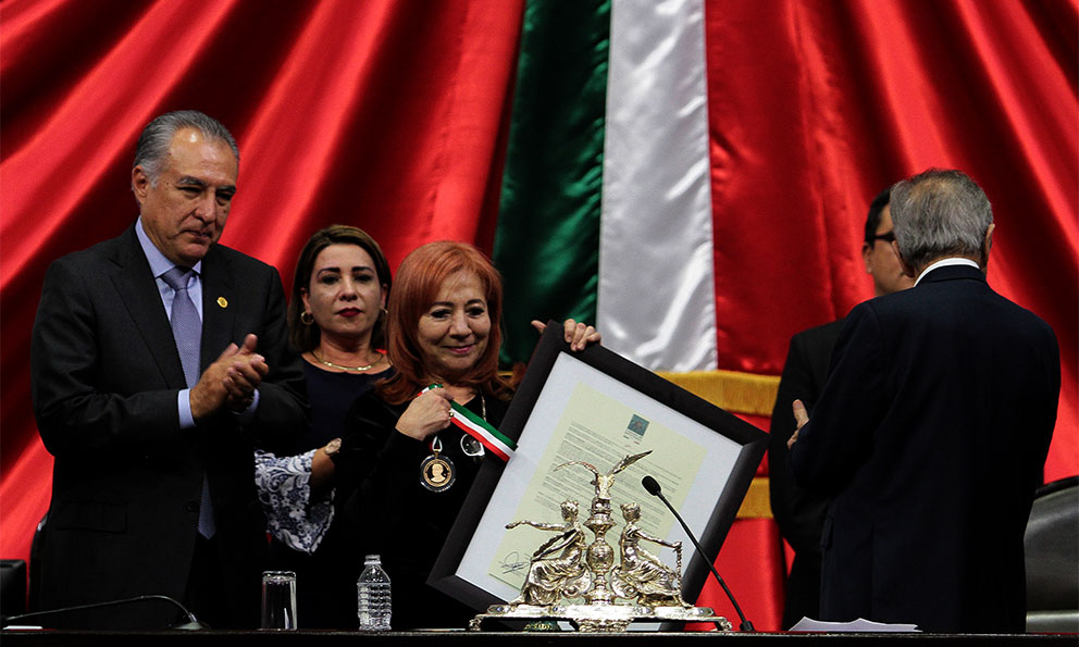 Rosario Ibarra cede medalla Belisario Domínguez a AMLO, hasta que se esclarezcan desapariciones