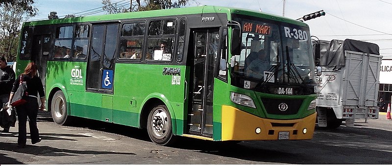 Piden a Alfaro reconsiderar aumento a la tarifa del transporte público