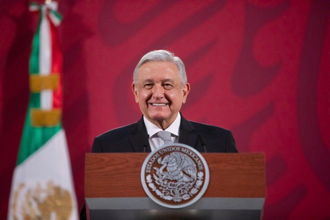 López Obrador presenta declaración patrimonial; no tiene bienes