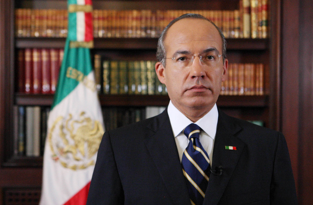 Llama Felipe Calderón a "rebelión armada" en México y Venezuela