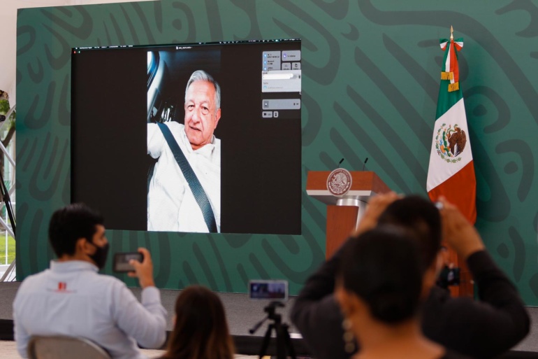 Bloquea CNTE el paso a López Obrador