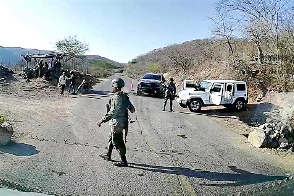 Detienen a cuatro que habrían montado retén armado a reporteros en tierras del Chapo