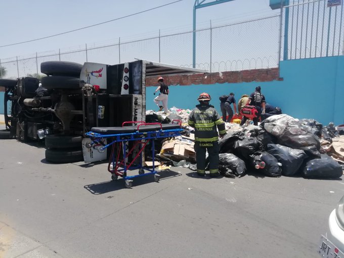 Se vuelca camión de basura en Tlaquepaque; sepultó a siete, tres están graves