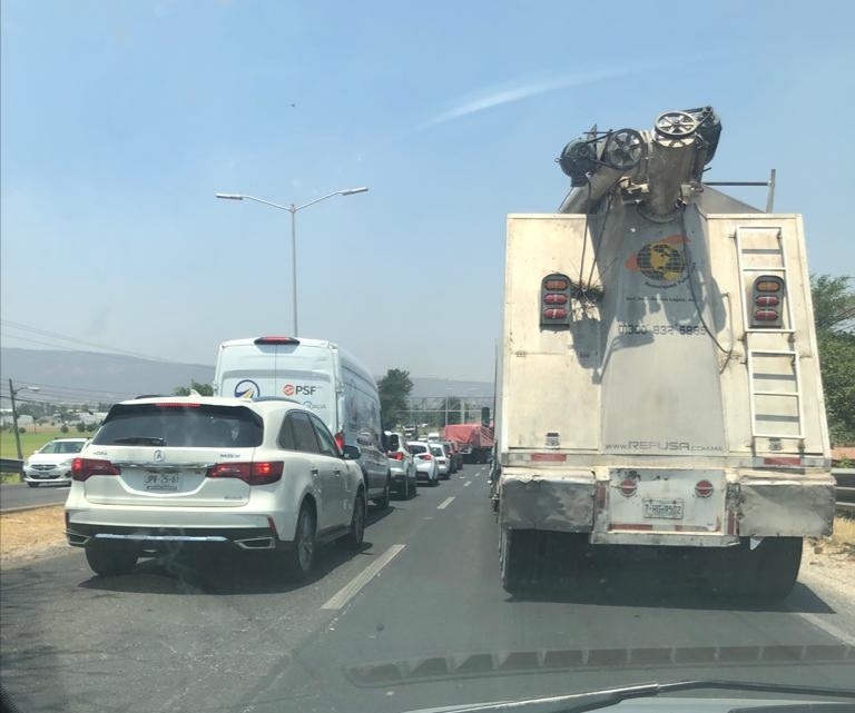 Paralizado el tráfico a la salida de GDL rumbo a Acatlán de Juarez