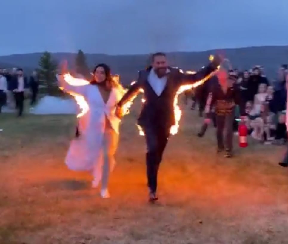 VIDEO VIRAL: ¡Un amor muy ardiente! Pareja de novios se prende fuego -  Partidero