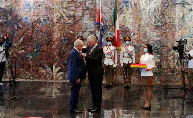 López Obrador recibe las más alta distinción cubana, la orden José Martí