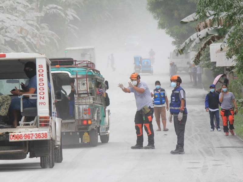 Filipinas cubierto por lluvia de cenizas