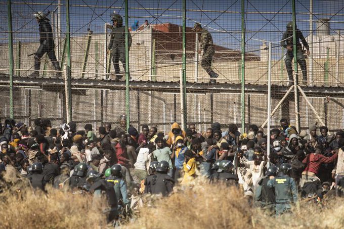 ¡Imágenes fuertes! Al menos cien migrantes africanos rompen valla fronteriza hacia Melilla; hay 18 muertos