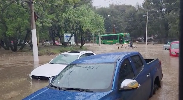 Video: Inundaciones en avenida Patria dejan más de 30 autos atrapados