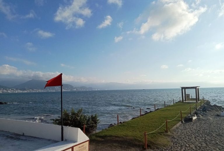 Reportan banderas rojas por fuerte oleaje en Puerto Vallarta