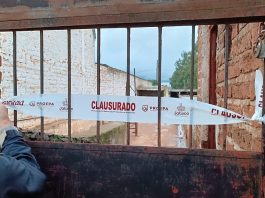 Vista exterior del rastro municipal de Juanacatlán con sellos de clausura colocados por la Proepa.