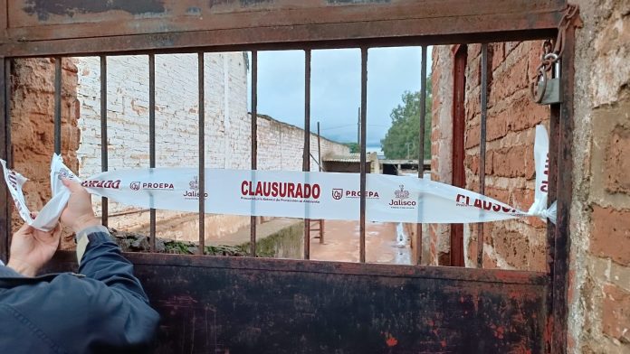 Vista exterior del rastro municipal de Juanacatlán con sellos de clausura colocados por la Proepa.
