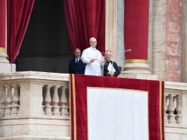 El Papa León XIV saluda desde la logia de la Basílica de San Pedro durante su primera bendición dominical, donde pidió paz en Ucrania y Gaza.