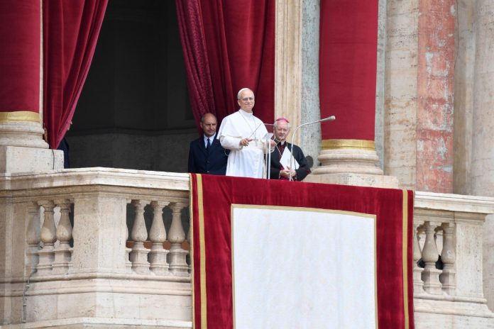 El Papa León XIV saluda desde la logia de la Basílica de San Pedro durante su primera bendición dominical, donde pidió paz en Ucrania y Gaza.