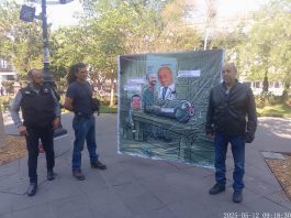Activistas de la Coordinadora Jalisciense protestan frente al Palacio de Gobierno de Jalisco para exigir la suspensión del programa de verificación vehicular.