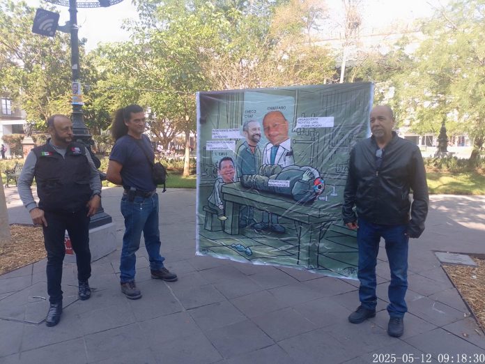 Activistas de la Coordinadora Jalisciense protestan frente al Palacio de Gobierno de Jalisco para exigir la suspensión del programa de verificación vehicular.
