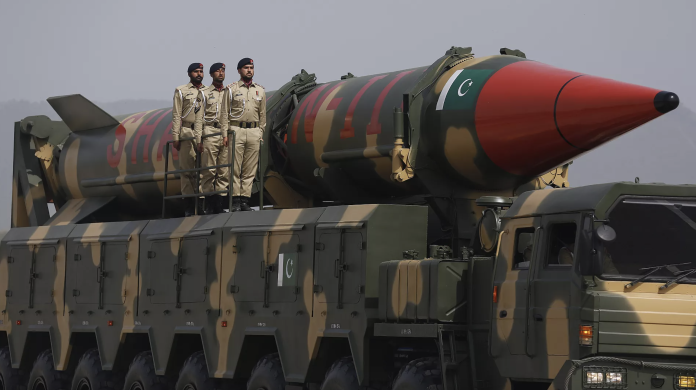 Soldados de Pakistán durante exhibición de misil nuclear.
