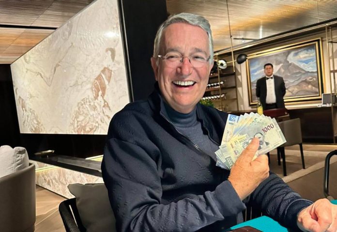 Ricardo Salinas muestra billetes mexicanos. Foto: Redes Sociales.