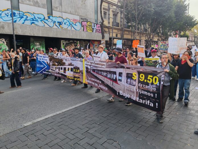 Cientos de personas se manifestaron en Guadalajara contra el aumento al transporte público, pese al anuncio de tarifa preferencial para estudiantes. Rechazan el tarifazo y la Tarjeta Única.