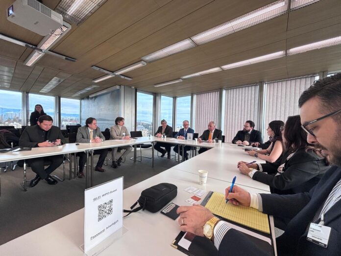 Representantes del Consejo Regulador del Tequila durante su visita a la sede de la OMPI en Ginebra.