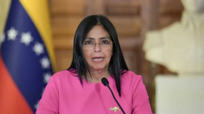 Delcy Rodríguez, vicepresidenta de Venezuela, emite un mensaje en cadena nacional desde Caracas.