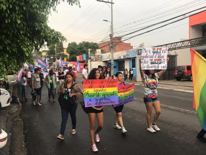 Participantes en la Marcha contra la Homofobia, Bifobia y Transfobia en Tegucigalpa, Honduras, el 17 de mayo de 2019. © 2019 Mirte Postema/Human Rights Watch