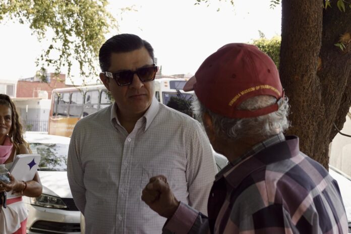 CHema cárdenas gestionó tapar un bache en miravalle.