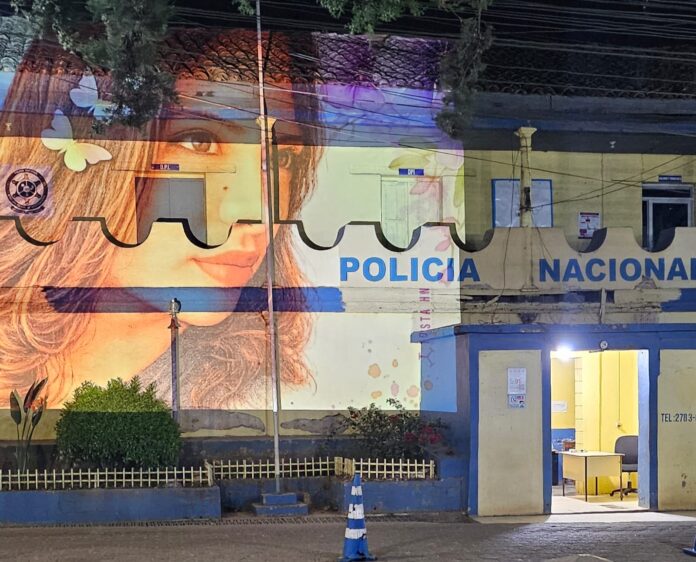 Berta Cáceres fue una mujer lenca, defensora de los ríos y del territorio. Fue coordinadora del Consejo Cívico de Organizaciones Populares e Indígenas de Honduras.