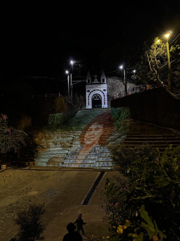 Rostro de Berta Cáceres, proyectado sobre las gradas de La Gruta en La Esperanza, Honduras.