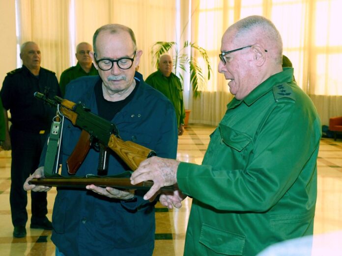 Cuba Silvio Rodríguez, fusil akm