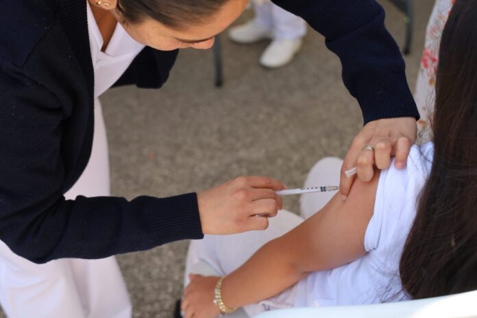 Campaña de vacunación contra el sarampión en Michoacán