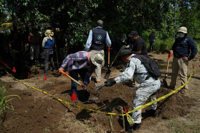 Realiza FGE búsqueda forense en Ziracuaretiro; localizan restos óseos humanos