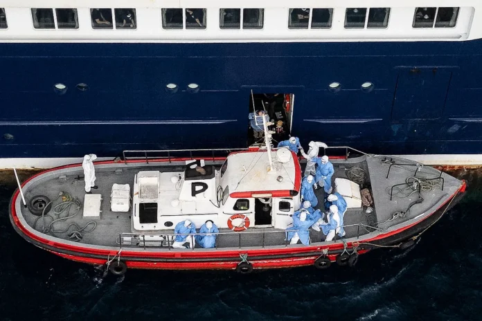 Momento en que salen varios evacuados del barco con hantavirusAFP
