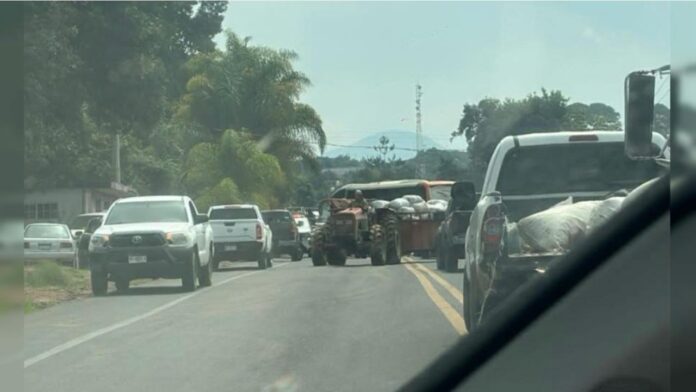 bloqueos y enfrentamientos en michoacán