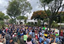 Marchan más de 5 mil por el agua sucia; blindan con antimotines Casa Jalisco