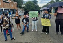 Continúa la exigencia por agua limpia en Guadalajara; vecinos bloquean Javier Mina Manifestantes bloquean la avenida Javier Mina, Foto: El Occidental.