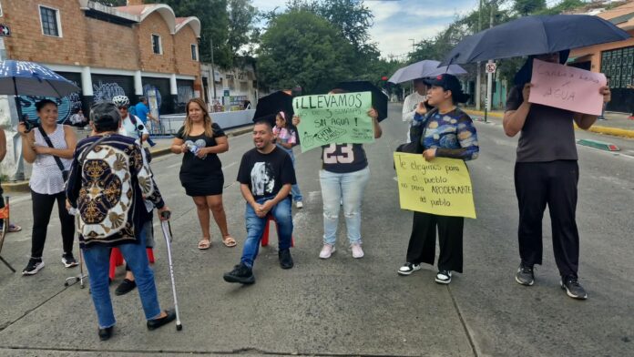HVbHDqZXsAEvNTJ Manifestantes bloquean la avenida Javier Mina, Foto: El Occidental.