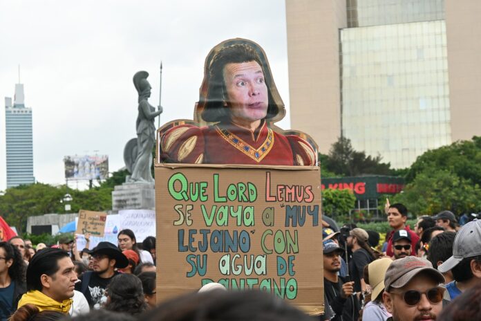Manifestantes_y_pancartas_-_Marcha_masiva_por_agua_contaminada_-_Guadalajara_-_2026_71