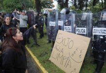 Citarán a 230 policías por operativo en Casa Jalisco; 17 son investigados por presuntos abusos